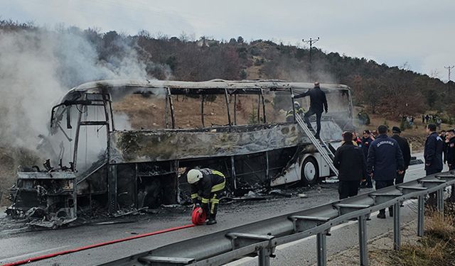 Yolcu otobüsü kamyona çarptı, 2 kişi öldü, 6 kişi yaralandı