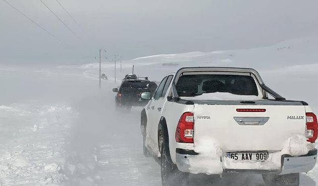 Ekipler çığın düştüğü mahalleye ulaşmaya çalışıyor