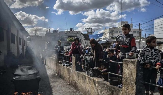 Gazze halkı bir kap yemek için saatlerce sıra bekliyor