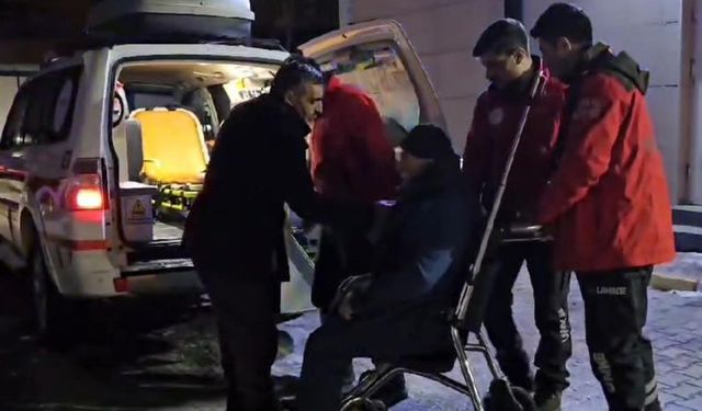Van’da göğüs ağrısı olan hastaya kar ambulansıyla ulaşıldı