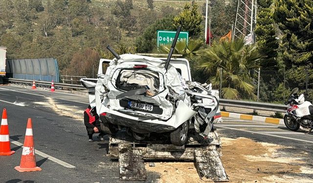 İki tır arasında kazaya karışan otomobil kağıt gibi ezildi