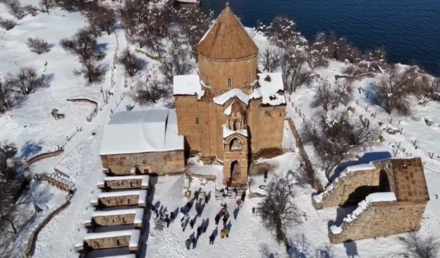 Van'da kar yağışı sonrası kartpostallık görüntüler oluştu