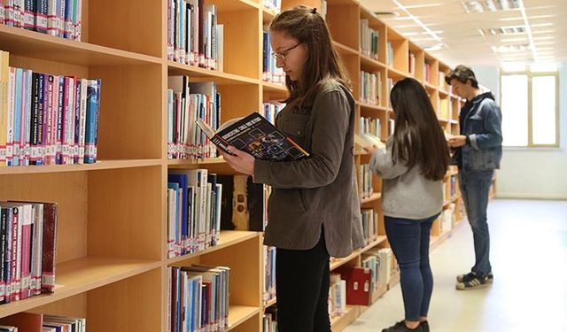 Türkiye'de her 100 üniversitelinin 52'si kız öğrencilerden oluşuyor