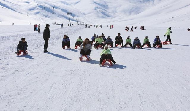 Van’da 60 öğrenci kayakla buluşturuldu