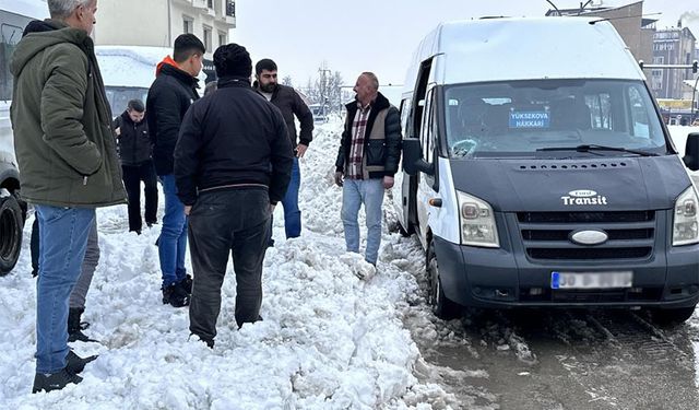 Hakkari-Van kara yoluna kaya düştü! 10 yolcu ölümden kıl payı kurtuldu