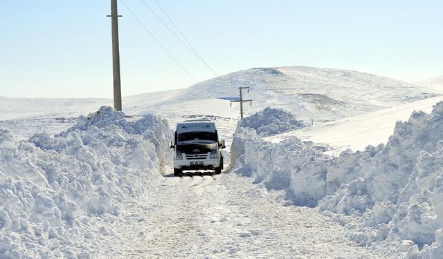 Van'da kapanan mezra yolu saatler sonra açılabildi!