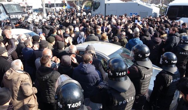 Van'da düzenlenen yürüyüşte gerginlik yaşandı! 2 gözaltı