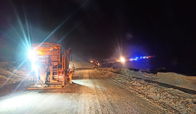 Yüksekova’da “tünelleri ulaşıma açın” talebi