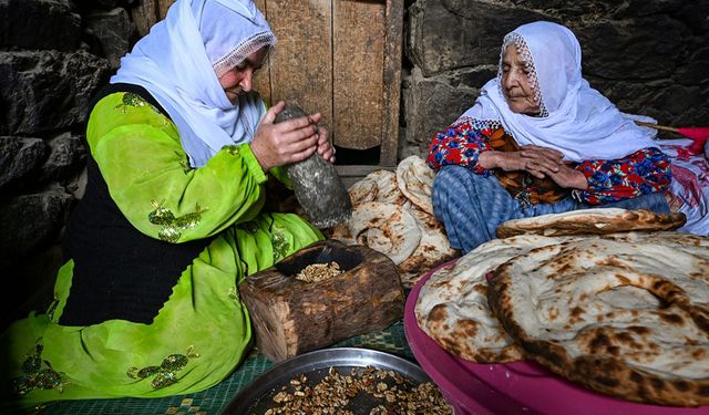 Kar esareti altındaki Bahçesaray'da yöre halkı ramazan için erzak depoladı