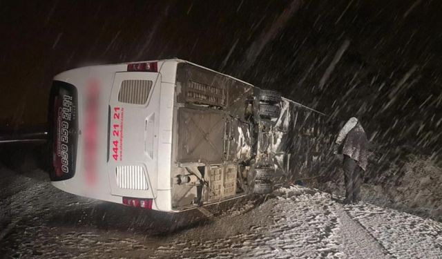 Bingöl'de yolcu otobüsünün devrildiği kazada 16 kişi yaralandı