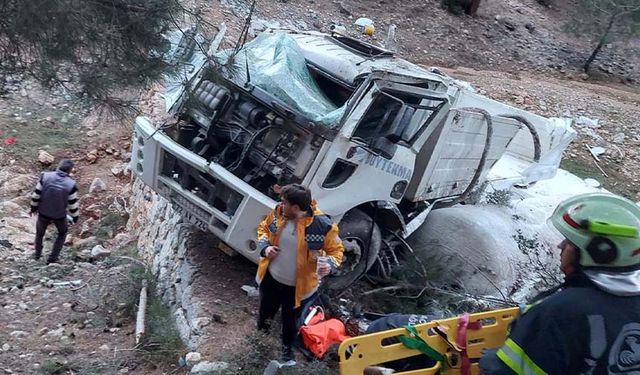 Denizli'de boya yüklü kamyon şarampole devrildi: 1 ölü, 1 yaralı