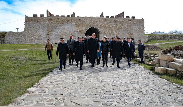 Kültür ve Turizm Bakanı Mehmet Nuri Ersoy: Eski Van cazibe merkezi haline getirilecek