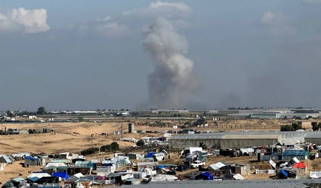 İsrail ordusu Gazze'de insani yardım bekleyen Filistinlileri hedef aldı