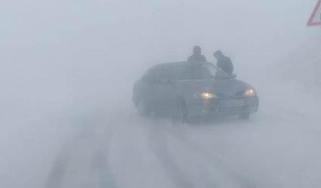 Van'da kar ve tipiden kapanan yollar açıldı