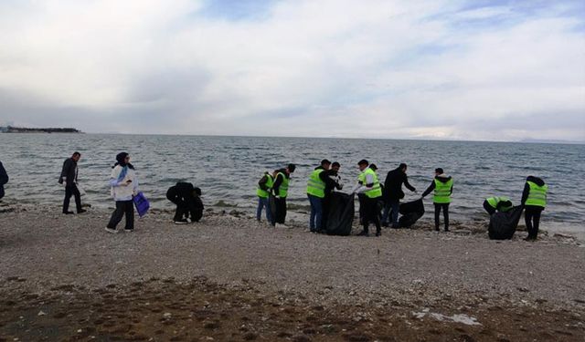 Liseli öğrenciler Van Gölü sahilini temizledi