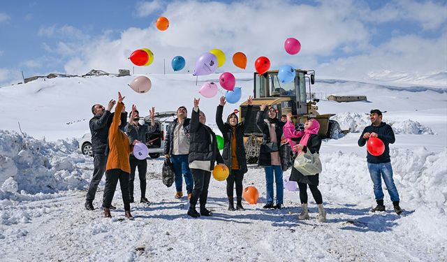 Karla kaplı yolu iş makinesiyle açılan mahalledeki küçük Nisanur'a doğum günü sürprizi