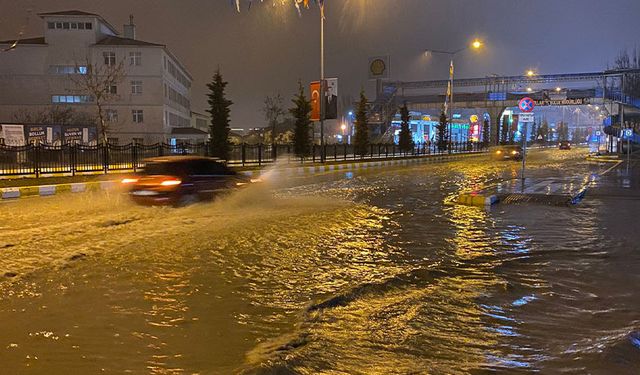 Van’da kuvvetli yağış hayatı felç etti!