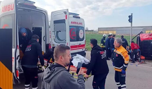 TIR ile yolcu minibüsü çarpıştı: 5 ölü, 10 yaralı