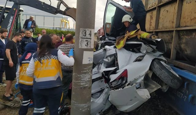 Trenin çarptığı araç hurdaya döndü: Sürücü ağır yaralandı