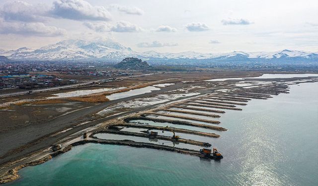 Van Gölü’nde dip çamuru temizliği devam ediyor