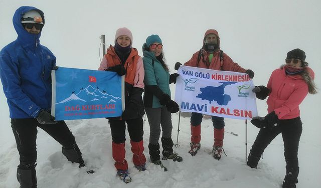 Van Gölü’ne dikkat çekmek için Berit Dağı’na tırmandılar