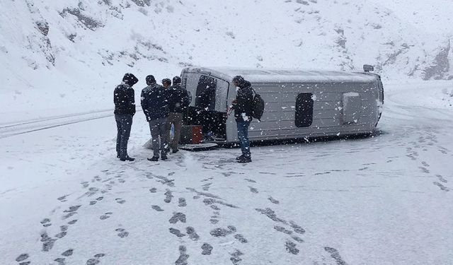 Van Hakkari kara yolunda minibüs devrildi: 7 yaralı