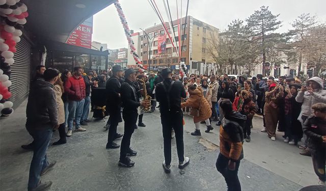 Van Mall AVM kapılarını açtı! İlk günden yoğun ilgi