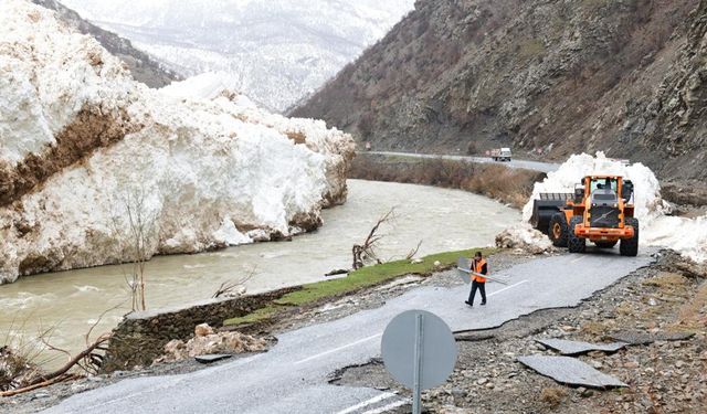 Çatak’ta çığ temizleme çalışmaları devam ediyor