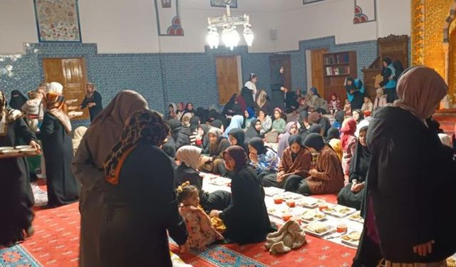 Van'da Kur'an kursu öğrencileri Tarihi Hüsrev Paşa Camisi’nde iftar yaptı