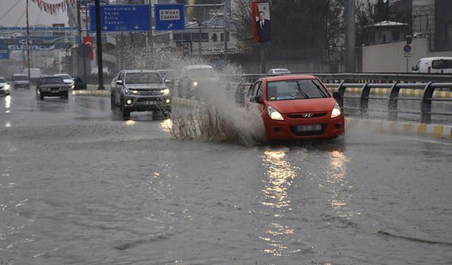 Van’da kuvvetli yağış hayatı olumsuz etkiledi