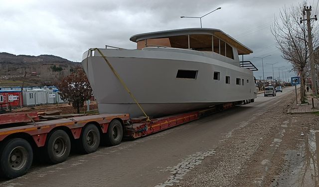 Van'dan Mersin'e götürülen dev tekne, trafiği kilitledi