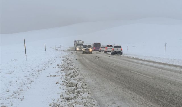 Van’da yüzlerce yerleşim yerinin yolu ulaşıma kapandı