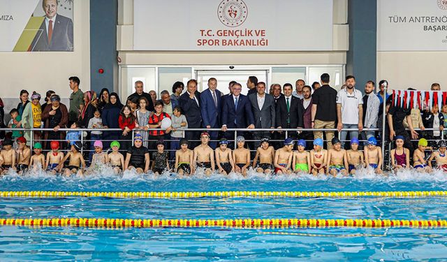 Van'da yapımı tamamlanan yüzme havuzu ve kapalı spor salonu hizmete açıldı
