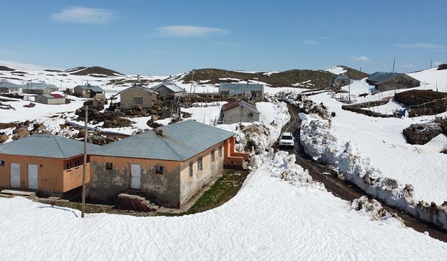 Van'da karla kaplı köylerde çetin geçen kışın etkileri sürüyor