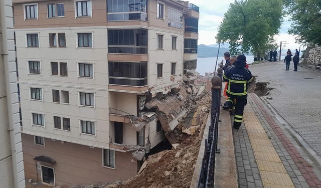 İstinat duvarı apartmana devrildi: 2 yaralı