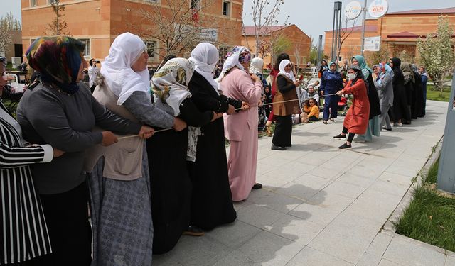 Van'da kadınlar bahar şenliği etkinliğinde eğlendi