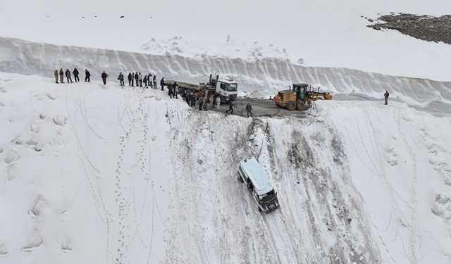 Van'da çığın şarampole sürüklediği minibüs 5 ay sonra kar altından çıkarıldı