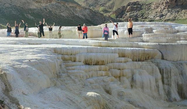 Pamukkale değil Başkale travertenleri