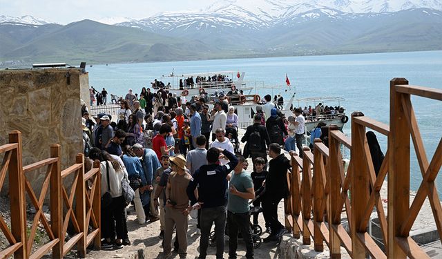 Van'da öğretmenler tarihi mekanları keşfediyor