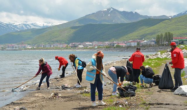 Van Gölü kıyılarında temizlik çalışması yapıldı