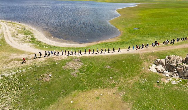 Van'daki yeşille mavinin buluştuğu Keşiş Gölü'nün çevresinde doğa yürüyüşü