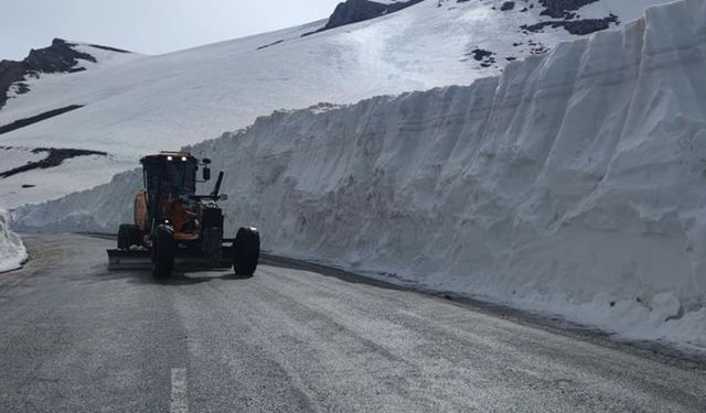 Van-Bahçesaray karayolu 132 gün sonra ulaşıma açıldı