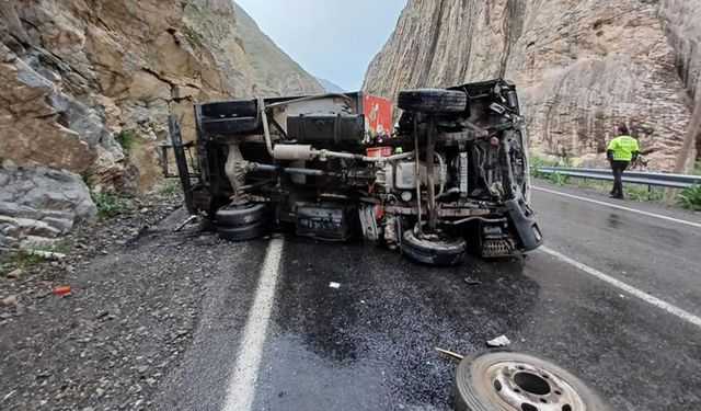 Hakkari-Van kara yolunda kaza! Dondurma nakil aracı devrildi