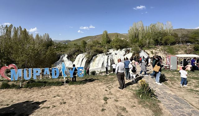 Van'ın Muradiye Şelalesi'nde hafta sonu yoğunluğu yaşandı