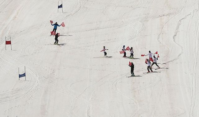 Hakkari'de mayısın ortasında kayak yarışması düzenlendi