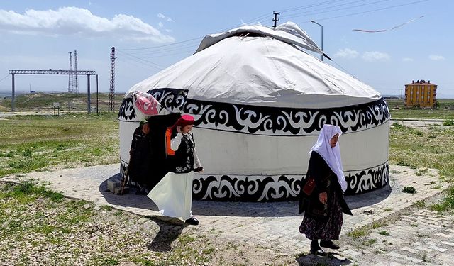 Kurdukları otağda Kırgız kültürünü tanıtıyorlar