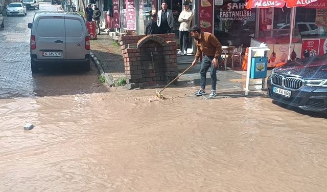 Özalp'te sağanak ve dolu yağışı