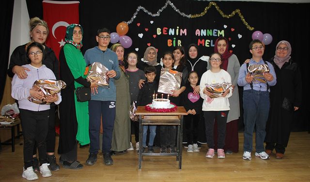 Van'da özel eğitim öğrencileri yaptıkları çantaları annelerine hediye etti