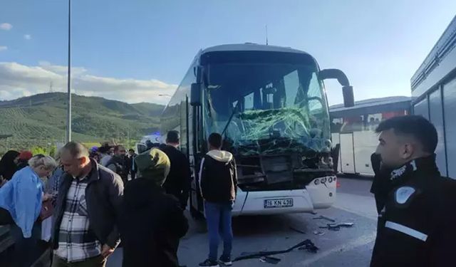 TIR'a arkadan çarpan yolcu otobüsünün sürücüsü sıkıştı