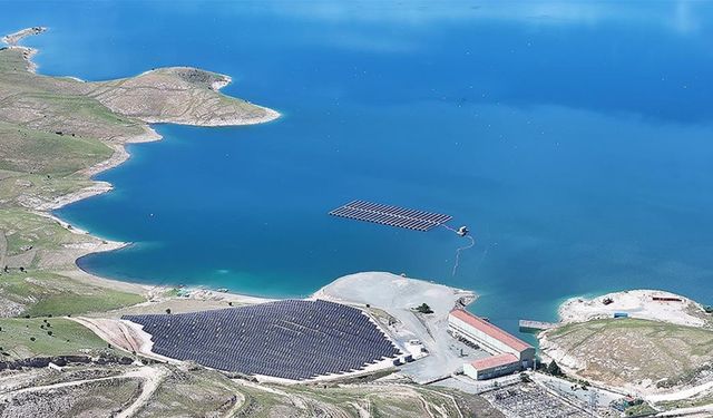 Türkiye'nin ilk yüzer güneş enerjisi santrali, elektrik üretimine başlıyor